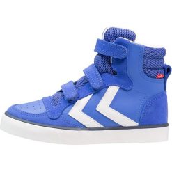 Hummel STADIL Tenisówki i Trampki wysokie amparo blue. Niebieskie trampki męskie marki Hummel, z tworzywa sztucznego. Za 299,00 zł.