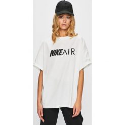 Nike Sportswear - Top. Białe topy damskie marki Nike Sportswear, s, z nadrukiem, z bawełny, z okrągłym kołnierzem. Za 139,90 zł.