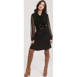 Czarna Sukienka Alpine. Czarne sukienki damskie other, bez wzorów, ze stójką, bez rękawów, długie, mini, rozkloszowane. Za 69,99 zł.