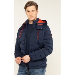 Kurtka zimowa Guess M94L50 WC2A0. Czerwone kurtki męskie Guess, na zimę, m, z aplikacjami, z poliesteru, bez kaptura. W wyprzedaży za 459,00 zł.