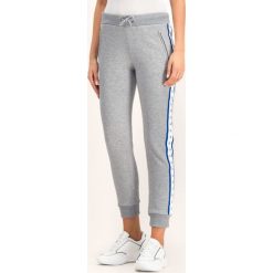 Spodnie dresowe Calvin Klein Jeans J20J212214. Szare spodnie damskie Calvin Klein Jeans, l, z jeansu. W wyprzedaży za 279,00 zł.