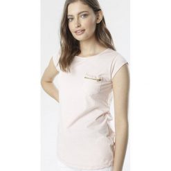 Jasnoróżowy T-shirt Theva. Różowe bluzki damskie Born2be, s, bez wzorów, z okrągłym kołnierzem, z krótkim rękawem. Za 54,99 zł.
