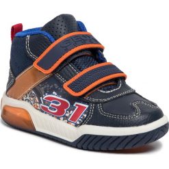 Sneakersy GEOX - J Inek B. A J949CA 05411 C0820 M Navy/Orange. Niebieskie trampki chłopięce Geox, bez wzorów, ze skóry ekologicznej, na rzepy. Za 259,00 zł.