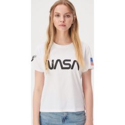 T-shirt z nadrukiem NASA - Biały. Białe t-shirty damskie Sinsay, s, z nadrukiem, bez kołnierzyka. Za 24,99 zł.