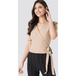 NA-KD Kopertowy top z wiązaniem - Beige. Brązowe topy damskie marki NA-KD, bez wzorów, bez kołnierzyka. Za 121,95 zł.