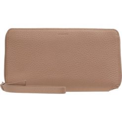 AllSaints FETCH PHONE WRISTLET Portfel blush pink. Czerwone portfele damskie marki AllSaints. Za 539,00 zł.