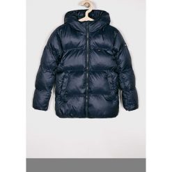 Tommy Hilfiger - Kurtka dziecięca 104-176 cm. Niebieskie kurtki chłopięce TOMMY HILFIGER, bez wzorów, z elastanu, krótkie, z kapturem. W wyprzedaży za 549,90 zł.