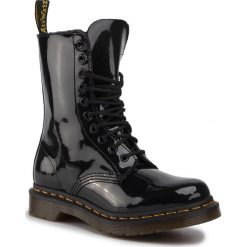 Glany DR. MARTENS - 1490 Patent Lamper 25277001 Black. Czarne glany damskie Dr. Martens, ze skóry, klasyczne, bez obcasa, bez zapięcia. Za 729,00 zł.