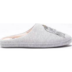 Etam - Kapcie Jasmine. Szare kapcie damskie Etam, z gumy. W wyprzedaży za 49,90 zł.