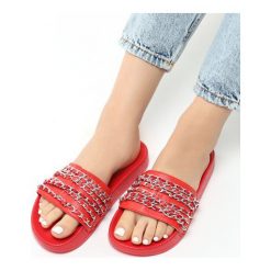 Czerwone Klapki Midnight Memories. Czerwone klapki damskie Born2be, w paski, z gumy, bez obcasa, na płaskiej podeszwie. Za 29,99 zł.