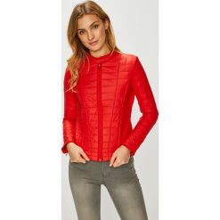 Guess Jeans - Kurtka. Pomarańczowe kurtki damskie Guess Jeans, s, z aplikacjami, z elastanu, krótkie, bez kaptura. W wyprzedaży za 499,90 zł.