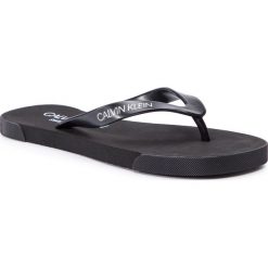 Japonki CALVIN KLEIN - Ff Sandals KM0KM00338 Black 001. Czarne klapki męskie Calvin Klein, z tworzywa sztucznego, bez zapięcia. W wyprzedaży za 99,00 zł.