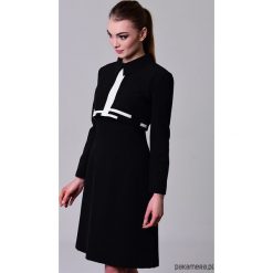 Elegancka sukienka wizytowa z kołnierzykiem TAMI. Czarne sukienki damskie Pakamera, bez wzorów, eleganckie, z klasycznym kołnierzykiem, bez rękawów, midi, asymetryczne. Za 360,00 zł.