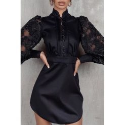 Sukienka DENIRA BLACK. Czarne sukienki damskie Sukienka DENIRA BLACK, s, bez wzorów, eleganckie, bez kołnierzyka, z krótkim rękawem, krótkie, mini. W wyprzedaży za 109,00 zł.