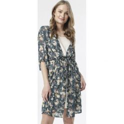 Zielona Sukienka Alasa. Zielone sukienki damskie Born2be, s, w kwiaty, z tkaniny, bez kołnierzyka, bez rękawów, mini, rozkloszowane. Za 59,99 zł.