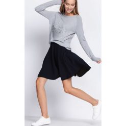 Szara Tunika Long Way. Szare tuniki damskie z długim rękawem Born2be, l, z aplikacjami, z dzianiny, z okrągłym kołnierzem. Za 49,99 zł.