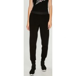 Guess Jeans - Spodnie. Żółte jeansy damskie marki Guess Jeans, m, z elastanu. W wyprzedaży za 199,90 zł.