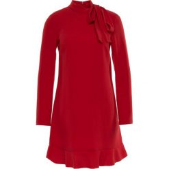 Sukienka koktajlowa Red Valentino SR0VAH90. Czerwone sukienki damskie Red Valentino, bez wzorów, z poliesteru, wizytowe, bez kołnierzyka, bez rękawów. W wyprzedaży za 889,00 zł.