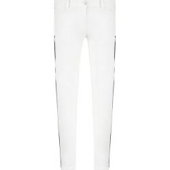 Spodnie materiałowe Trussardi Jeans Garment 56P00001. Białe spodnie damskie Trussardi Jeans, z elastanu. W wyprzedaży za 129,00 zł.