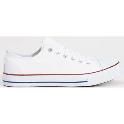 Trampki - Biały. Białe trampki i tenisówki damskie marki Sinsay, bez wzorów, bez zapięcia. Za 39,99 zł.