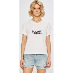 Tommy Jeans - Top. Białe bluzki damskie marki Tommy Jeans, s, z nadrukiem, z bawełny, casualowe, z okrągłym kołnierzem, z krótkim rękawem. W wyprzedaży za 129,90 zł.