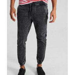 Jeansy slim jogger z materiałowym lampasem - Czarny. Czarne jeansy męskie Cropp, m, bez wzorów. Za 119,99 zł.