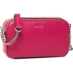 Torebka DKNY - Bryant-Camera Bag R01E3G86 Pink NXG. Różowe listonoszki damskie DKNY, bez wzorów, ze skóry, bez dodatków. W wyprzedaży za 429,00 zł.