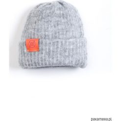 Czapka Fluffy Szara Avantura. Szare czapki damskie Pakamera, bez wzorów, ze skóry. Za 80,00 zł.