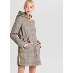 Płaszcz w kratę - Beżowy. Brązowe płaszcze damskie Cropp, xl. W wyprzedaży za 59,99 zł.