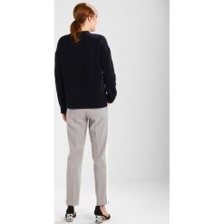 Swetry klasyczne damskie: one more story Sweter navy blue