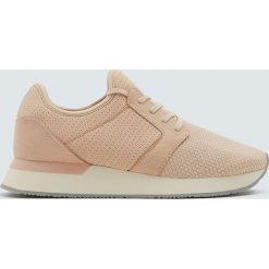 Różowe buty sportowe z siateczką. Czerwone buty sportowe damskie Pull&Bear. Za 49,90 zł.