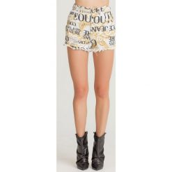 SZORTY JEANSOWE Versace Jeans Couture. Żółte szorty damskie Versace Jeans Couture, z aplikacjami, z elastanu. Za 1149,00 zł.