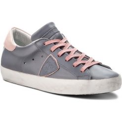 Sneakersy PHILIPPE MODEL - Paris CLLD V046 Veau Avion Rose. Szare półbuty damskie marki Philippe Model, na co dzień, bez wzorów, ze skóry, bez obcasa, na płaskiej podeszwie, bez zapięcia. W wyprzedaży za 689,00 zł.