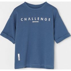 Bawełniany t-shirt z napisem - Niebieski. Niebieskie t-shirty damskie Reserved, z napisami, z bawełny, bez kołnierzyka. W wyprzedaży za 19,99 zł.