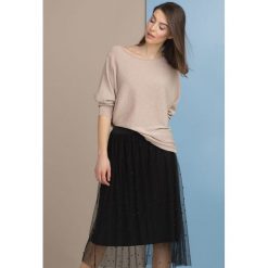 Sweter z połyskującymi drobinkami. Szare swetry klasyczne damskie marki Monnari, z wiskozy, eleganckie, z dekoltem w łódkę. Za 89,50 zł.