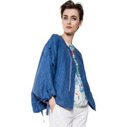 Lniana kurtka w kolorze niebieskim. Niebieskie kurtki damskie Deni Cler, bez wzorów, ze lnu, bez kaptura. W wyprzedaży za 502,95 zł.