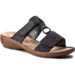 Klapki RIEKER - 60885-00 Black. Czarne klapki damskie Rieker, bez wzorów, ze skóry ekologicznej, bez obcasa, na obcasie. W wyprzedaży za 159,00 zł.