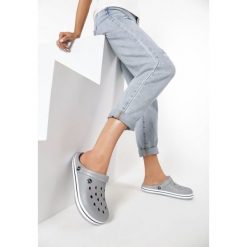 Szare Klapki Atethyia. Szare klapki damskie Born2be, w paski, bez obcasa, na płaskiej podeszwie. Za 39,99 zł.