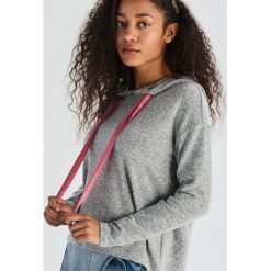 Krótki sweter z kapturem - Jasny szar. Szare swetry damskie Sinsay, s, bez wzorów, z krótkim rękawem, krótkie, z kapturem. W wyprzedaży za 29,99 zł.