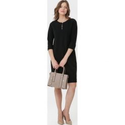 Czarna Sukienka Salome. Czarne sukienki damskie Born2be, na co dzień, xl, bez wzorów, z dzianiny, eleganckie, z okrągłym kołnierzem, bez rękawów, mini, dopasowane. Za 89,99 zł.