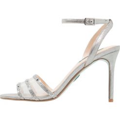 Blue by Betsey Johnson VEDA Sandały na obcasie silver. Szare sandały damskie Blue by Betsey Johnson, z materiału, na obcasie. Za 509,00 zł.