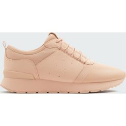 Jednobarwne sznurowane buty sportowe. Buty sportowe damskie Pull&Bear. Za 99,90 zł.