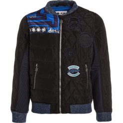 Desigual CUT Kurtka zimowa navy. Niebieskie kurtki chłopięce marki Desigual, na zimę, z elastanu. W wyprzedaży za 359,10 zł.