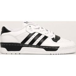 Adidas Originals - Buty Rivalry Low. Białe sneakersy męskie adidas Originals, z okrągłym noskiem, na sznurówki. Za 379,90 zł.