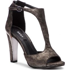 Sandały DKNY - Colby K3870212 Pewter. Szare klapki damskie DKNY, bez wzorów, z zamszu, bez obcasa, na obcasie. W wyprzedaży za 439,00 zł.