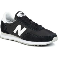 Sneakersy NEW BALANCE - UL720AA Czarny. Czarne półbuty damskie New Balance, bez wzorów, z zamszu, eleganckie, bez obcasa, na płaskiej podeszwie, bez zapięcia. W wyprzedaży za 209,00 zł.
