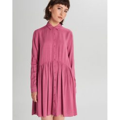 Koszulowa sukienka oversize - Fioletowy. Fioletowe sukienki damskie Cropp, s, bez wzorów, z koszulowym kołnierzykiem, bez rękawów, koszulowe. Za 69,99 zł.