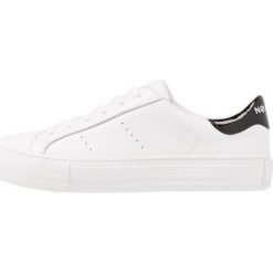 No Name ARCADE Sneakersy niskie white/fox white. Białe trampki i tenisówki damskie marki No Name, bez wzorów, ze skóry, bez zapięcia. Za 419,00 zł.