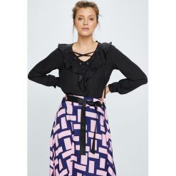 Answear - Bluzka. Czarne bluzki damskie ANSWEAR, na co dzień, s, bez wzorów, z poliesteru, casualowe, bez kołnierzyka, bez rękawów. W wyprzedaży za 59,90 zł.