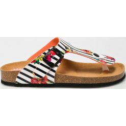 Desigual - Japonki. Białe klapki damskie marki Desigual, z materiału, na płaskiej podeszwie. W wyprzedaży za 139,90 zł.